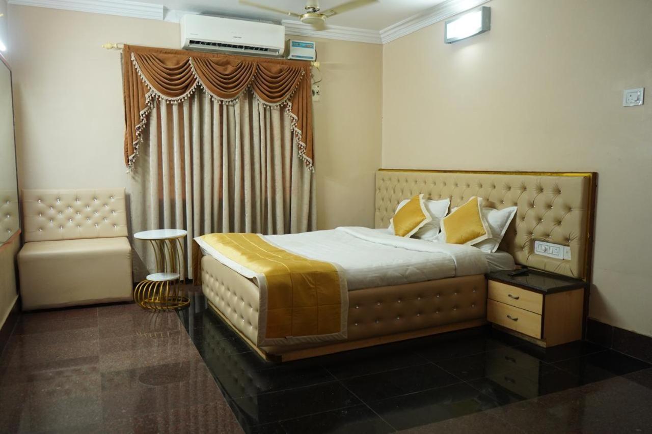 Sai Samrat Hotel Shirdi Eksteriør billede